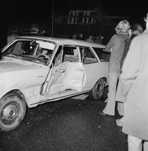 831210 Afbeelding van een beschadigde personenauto vanwege een aanrijding met een autobus op de hoek van de Laan van ...